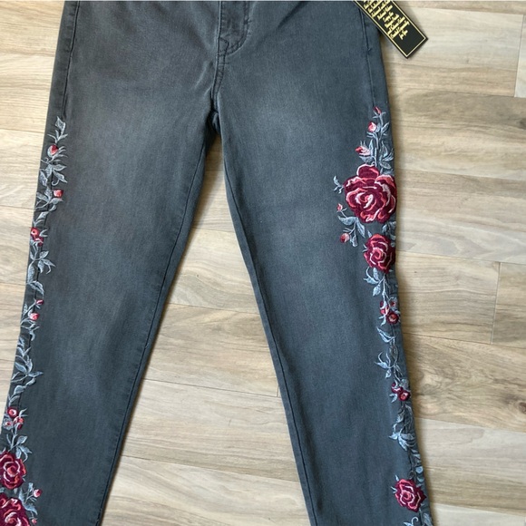 DG2 by Diane Gilman jean with embriodered floral design size 4 - Picture 7 of 16